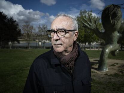 El escritor Juan José Millás, en el parque de Juan Carlos I, en Madrid.
