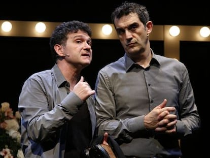 Carles Alberola (a la izquierda) en la representación de 'Que tinguem sort!'