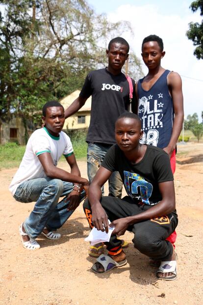 "Los jóvenes refugiados necesitamos formación profesional. Aprender oficios", reclama Francis Giniti, representante de los centroafricanos de Betare-Oya (Camerún). "Muchos se quedan sin hacer nada, pues no conocen ningún oficio, y eso es un peligro", advierte. 