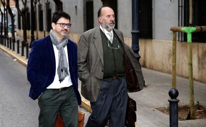 El dirigente de Compromís Emili Altur, a la izquierda, llega a declarar.