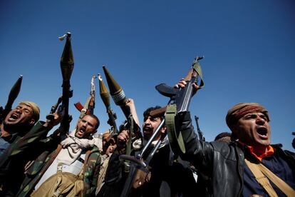 Miembros de las tribus pro-Houthi sostienen sus armas mientras gritan consignas durante una protesta para movilizar a los combatientes contra las fuerzas gubernamentales, en Sanaa (Yemen).