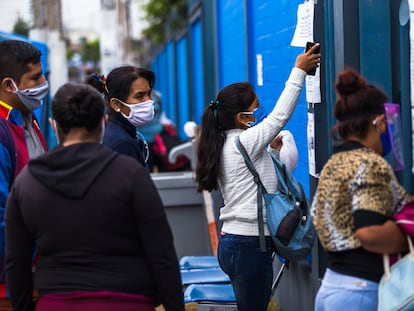 Mujer enseña un teléfono celular en Callao, Lima, Perú.