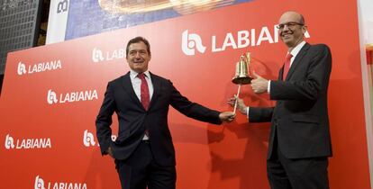 Manuel Ramos Ortega, CEO y Todor Velev, CFO de Labiana, durante el toque de campana el pasado viernes.