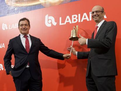 Manuel Ramos Ortega, CEO y Todor Velev, CFO de Labiana, durante el toque de campana el pasado viernes.