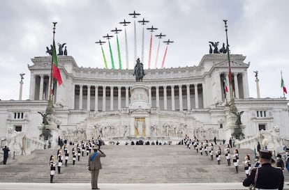 El escuadrón de vuelo acrobático Frecce Tricolori' sobrevuela el Monumento a Víctor Manuel II durante las celebraciones del Día de la Unificación de Italia, en Roma.