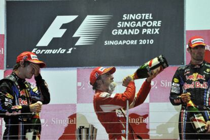 Sebastian Vettel, Fernando Alonso y Mark Webber (de izquierda a derecha), el domingo pasado en el podio de Singapur.