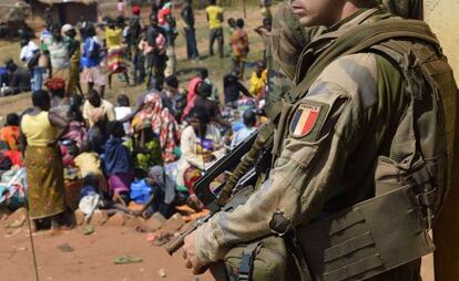 Un soldado franc&eacute;s de la Operaci&oacute;n Sangari, en Boali, a 100 kil&oacute;metros al norte de Bangui, en junio de 2014