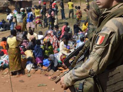 Un soldado franc&eacute;s de la Operaci&oacute;n Sangari, en Boali, a 100 kil&oacute;metros al norte de Bangui, en junio de 2014