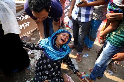 Familiares lloran en el sexto aniversario de las víctimas del colapso en Savar por el derrumbe del edificio Rana Plaza en 2013, en las afueras de Dhaka, Bangladesh, el 24 de abril de 2019.