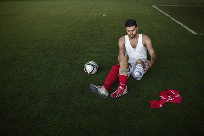 Ibrahim Naame, de 44 años, prepara su prótesis para jugar al fútbol como parte de la rehabilitación.