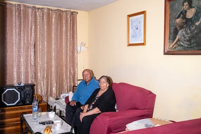 Blanca y José, en el salón de su casa de Parla donde viven junto a su hijo Washington.