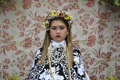 Nieves Avila Laguna, participa en el festival "Las Mayas" en Colmenar Viejo, cerca de Madrid, el 2 de mayo de 2018. Las mayas, niñas de entre 7 y 11 años, deben permanecer sentadas en un altar decorado derivado de ritos paganos que celebran la llegada de la primavera. 