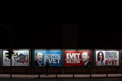 Un hombre camina frente a carteles a favor del 'Evet' (Sí) en Konya (Turquía) el 1 de abril de 2017.