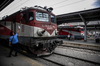 A las 12.53 —23 paradas, 830 kilómetros, 16 horas y 43 minutos después de dejar Budapest—, entramos en Bucarest.