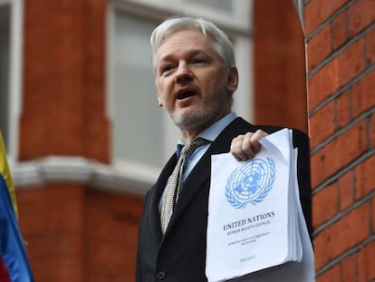 Assange, na sacada da Embaixada do Equador em Londres, em fevereiro de 2015.