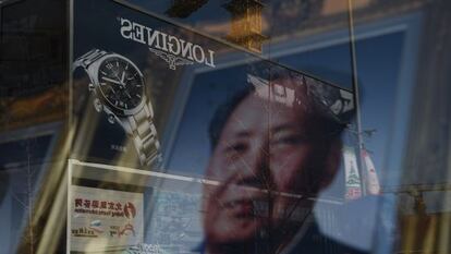 Propaganda reflete em vitrine que exp&otilde;e foto de Mao Ts&eacute;-Tung.