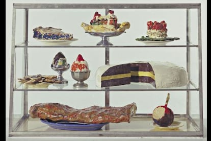 'Cobertura de pasta', 1961–62. Escultura de plástico pintadas sobre platos de cerámica.