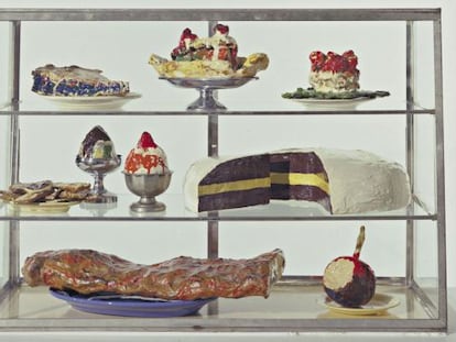 'Cobertura de pasta', 1961–62. Escultura de plástico pintadas sobre platos de cerámica.