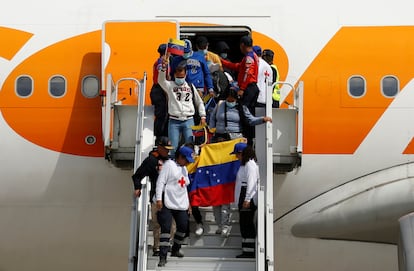 Migrantes venezolanos desembarcan de un vuelo de repatriación procedente de México.