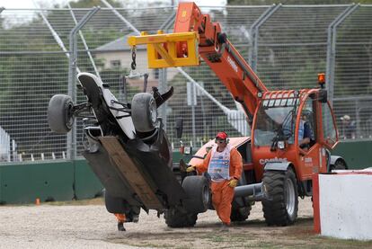 El Sauber del japonés Kobayashi es retirado de la pista por una de las grúas en la primera sesión.