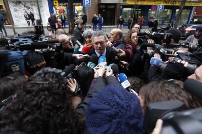 Ruiz-Gallard&oacute;n, ministro de Justicia, atiende a los medios a la entrada a la casa del fallecido