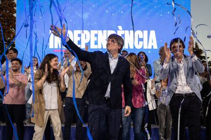 El expresidente de la Generalitat y cabeza de lista de Junts, Carles Puigdemont, durante el acto final de campaña este viernes en Elna (Francia). 
