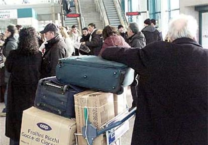 Unos 8.600 pasajeros se han quedado en tierra por otro paro en Alitalia. En la foto, colas en el aeropuerto romano de Fiuimicino.