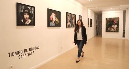 Marta, dueña de Combustión espontánea, en la galería.