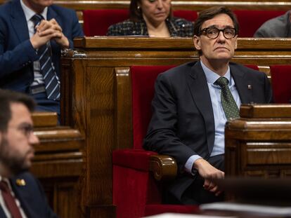El presidente del grupo socialista, Salvador Illa, y el presidente catalán, Pere Aragones, este miércoles en el Parlament.