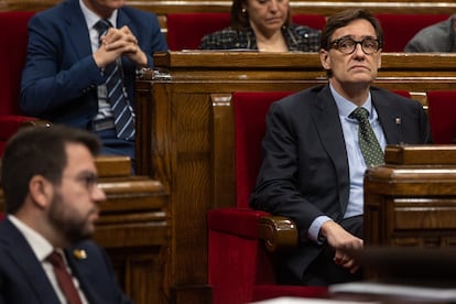 El presidente del grupo socialista, Salvador Illa, y el presidente catalán, Pere Aragones, este miércoles en el Parlament.