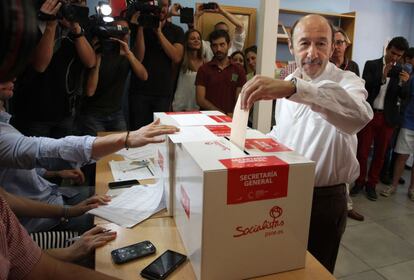 Alfredo Pérez Rubalcaba vota en la agrupación socialista de Majadahonda, en Madrid.