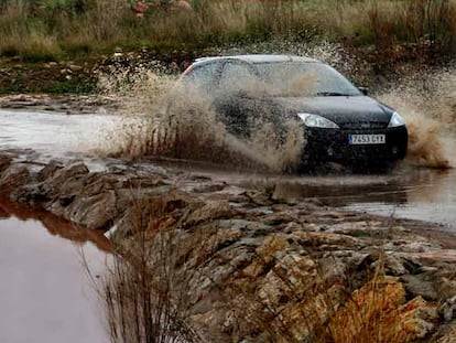 Un coche cruzaba ayer el barranco del Carraixet en el término de Bétera.