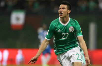 Hirving Lozano celebra uno de sus goles contra Honduras