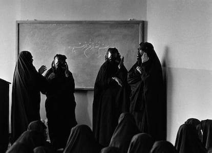 Mujeres iraníes ensayan el manejo de máscaras antigás durante la guerra de Irán-Irak.