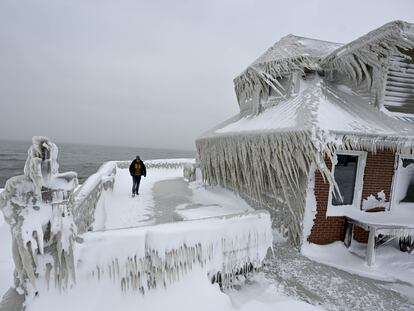 Un hombre caminaba por el jardín de una casa totalmente cubierta de témpanos de hielo en Búfalo, Estado de Nueva York, este lunes.