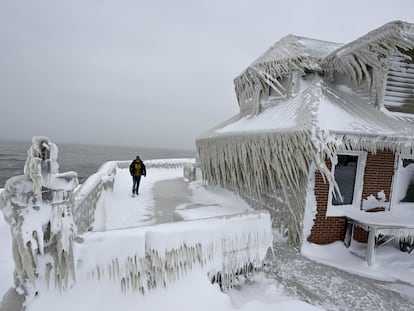 Un hombre caminaba por el jardín de una casa totalmente cubierta de témpanos de hielo en Búfalo, Estado de Nueva York, este lunes.