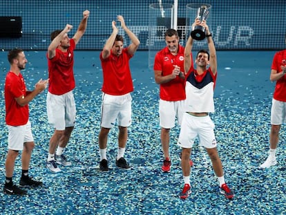 Djokovic celebra el título junto a sus compañeros en Sídney.