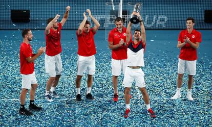 Djokovic celebra el título junto a sus compañeros en Sídney.