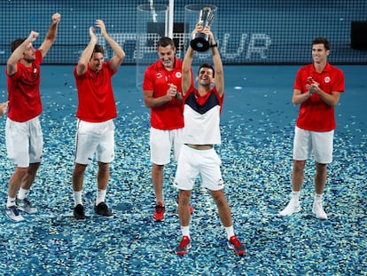 Djokovic celebra el título junto a sus compañeros en Sídney.