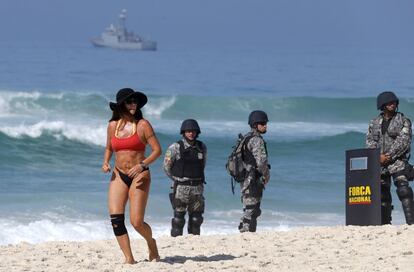 Bañistas en los alrededores del hotel de Río de Janeiro, en el barrio carioca de Barra da Tijuca, donde se celebrará la subasta del campo de Libra