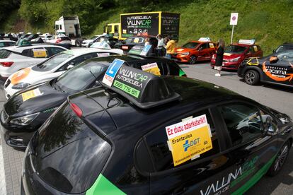 Casi un centenar de coches de autoescuelas se concentran en San Sebastián este miércoles para protestar por la falta de examinadores.