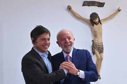  Luiz Inácio Lula da Silva saluda a Axel Kicillof, durante una reunión en el Palacio de Planalto en Brasilia (Brasil). 