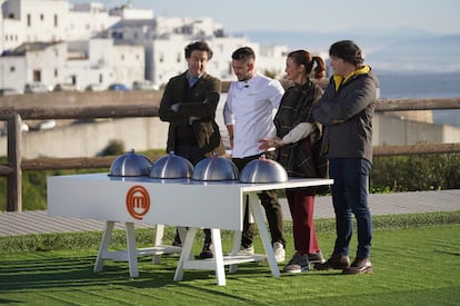 El jurado de 'MasterChef' con el cocinero Paco Doncel en una de las pruebas del programa en Vejer de la Frontera (Cádiz).