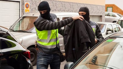 A Polícia Nacional leva um dos presos em maio em Granadilla de Abona.