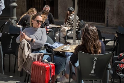 Turistas en una terraza de la ciudad de Valencia.