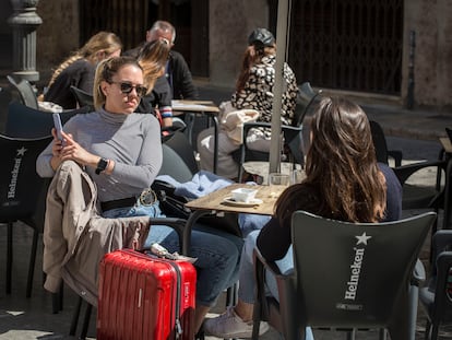 Turistas en una terraza de la ciudad de Valencia.