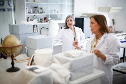 Las restauradoras Margarita Tapia (izquierda) y Lourdes Cabanas, en el Taller de restauración de porcelana y vidrio de Patrimonio Nacional en el Palacio Real de Madrid.