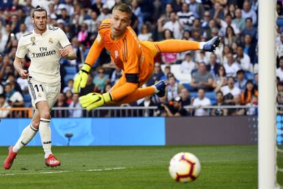 Ocasión de gol del jugador del Real Madrid Gareth Bale ante la portería de Rubén Blanco.