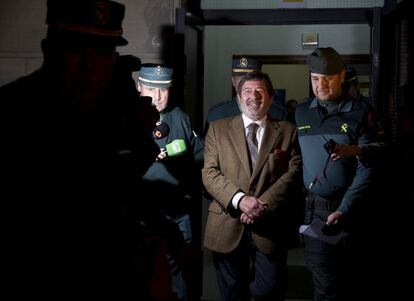 El exdirector general de Trabajo andaluz, Javier Guerrero, es conducido a prisión, en marzo de 2013.