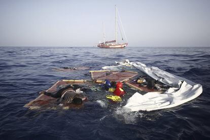 Vista de la balsa a la deriva destrozada por la guardia costera libia en la que abandonaron a dos mujeres y un bebé, solo una de las mujeres fue rescatada con vida.